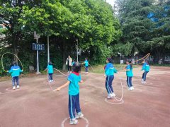 每天半夜都等候来学校食堂就餐