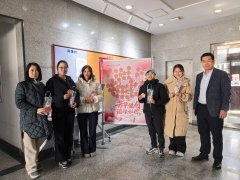 女教职工们正在工会工做人员的指导下领